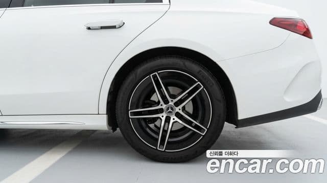 Mercedes-Benz E-Class 2025 — Фото 4/11