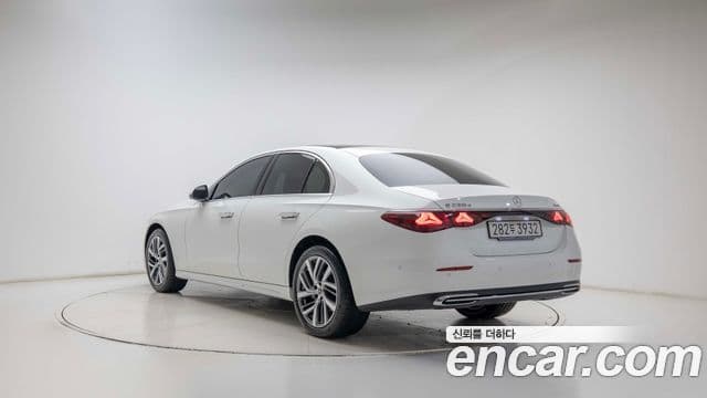 Mercedes-Benz E-Class 2025 — ფოტო 8/19