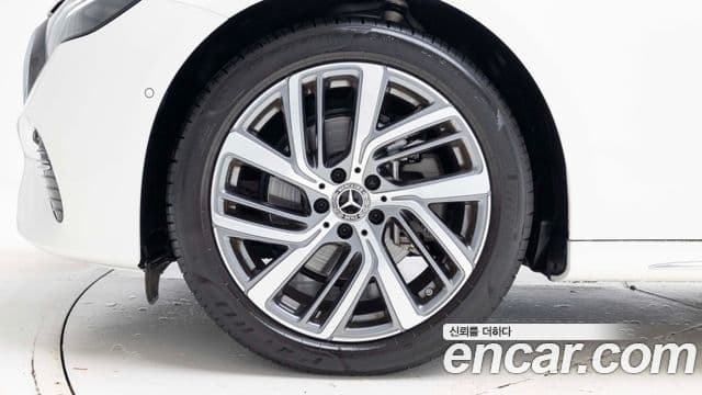 Mercedes-Benz E-Class 2025 — ფოტო 13/19