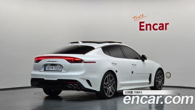 Kia Stinger 2021 — Фото 2/20