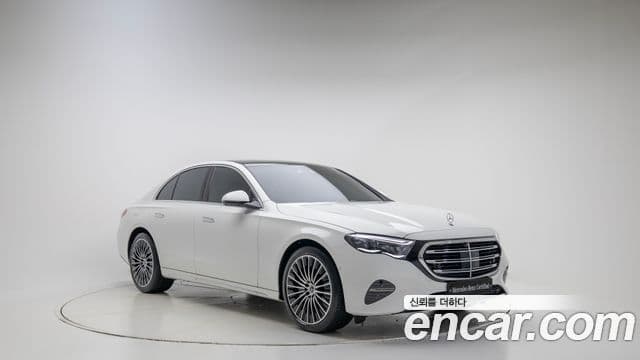 Mercedes-Benz E-Class 2025 — Photo 17/19