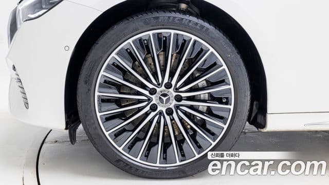 Mercedes-Benz E-Class 2025 — Photo 13/19
