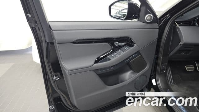 Land Rover Range Rover Evoque 2024 — Photo 30/32