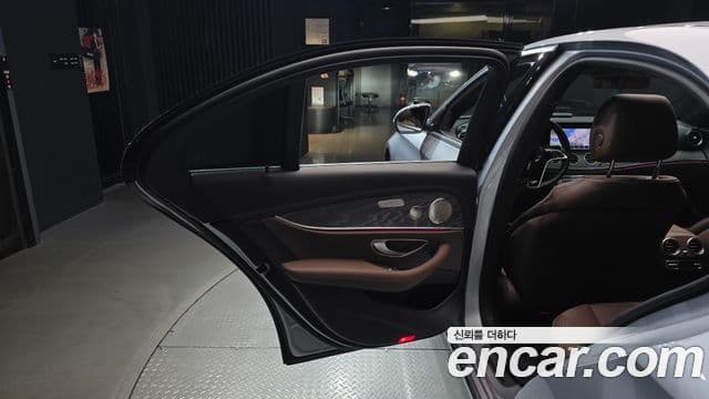 Mercedes-Benz E-Class 2023 — Şəkil 13/34