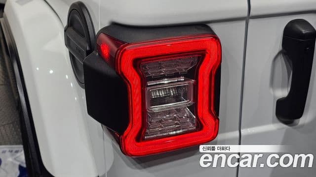 Jeep Wrangler 2023 — ფოტო 15/30