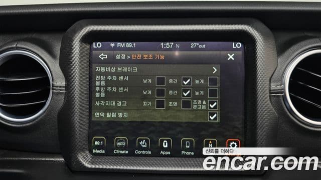 Jeep Wrangler 2023 — ფოტო 28/30