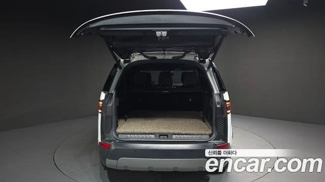 Land Rover Discovery 5 2019 — ფოტო 5/20