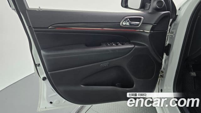 Jeep Grand Cherokee 2021 — Photo 16/30