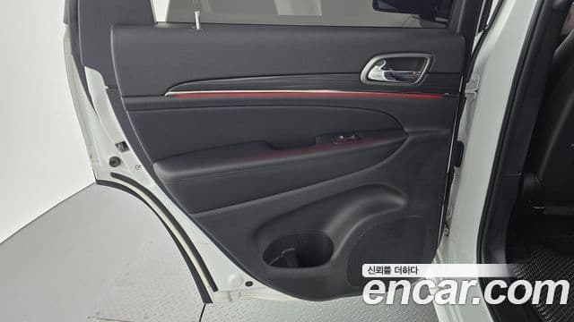 Jeep Grand Cherokee 2021 — Photo 28/30
