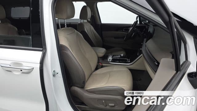 Kia Carnival 2021 — ფოტო 8/30