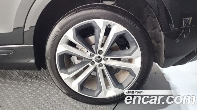 Audi Q8 2025 — Photo 30/36