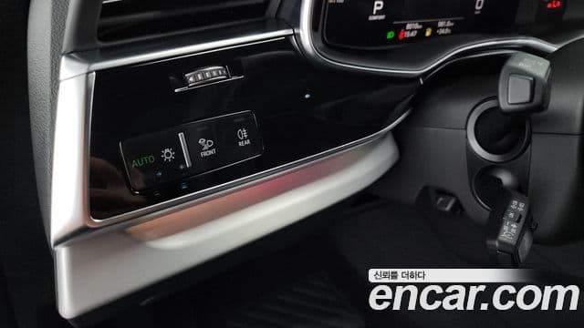 Audi Q8 2025 — Photo 22/36