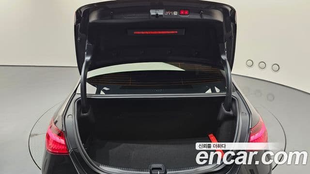 Mercedes-Benz C-Class 2025 — Photo 10/32