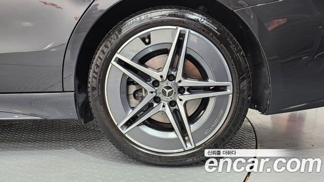 Mercedes-Benz C-Class 2025 — Photo 21/32