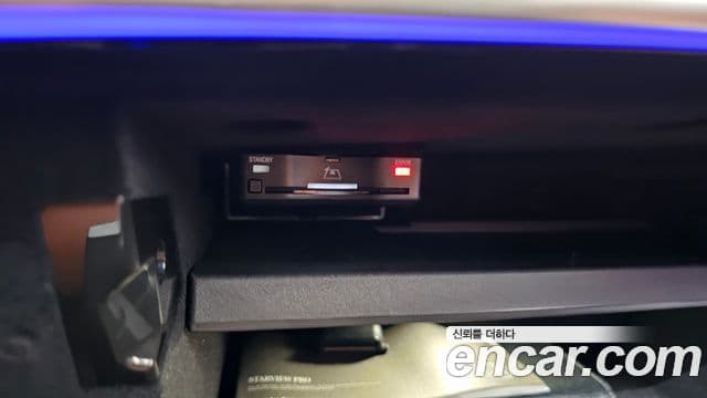 Mercedes-Benz C-Class 2025 — Photo 28/32