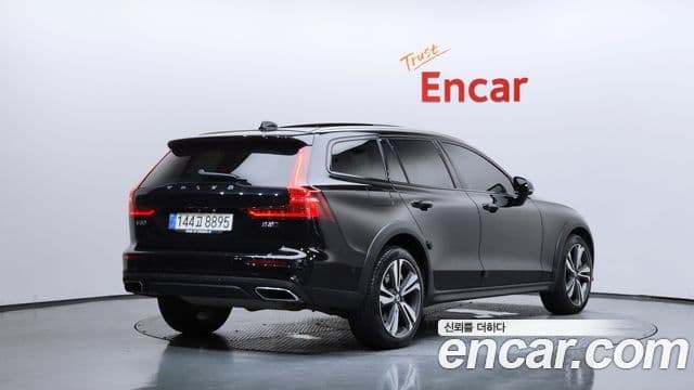 Volvo V60 Cross Country 2021 — Фото 2/20