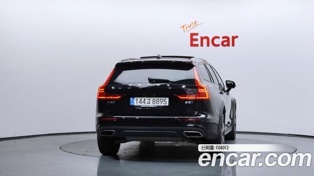 Volvo V60 Cross Country 2021 — Фото 4/20