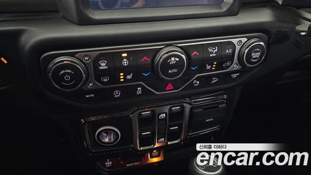 Jeep Wrangler 2018 — Şəkil 16/20