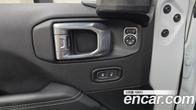 Jeep Wrangler 2021 — Фото 18/20