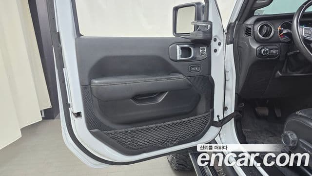Jeep Wrangler 2021 — Photo 30/37