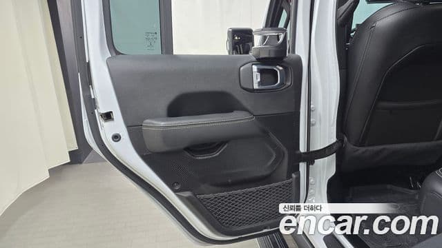 Jeep Wrangler 2021 — Photo 18/37