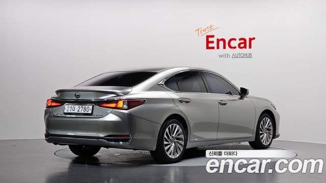 Lexus ES300h 2018 — Photo 2/20