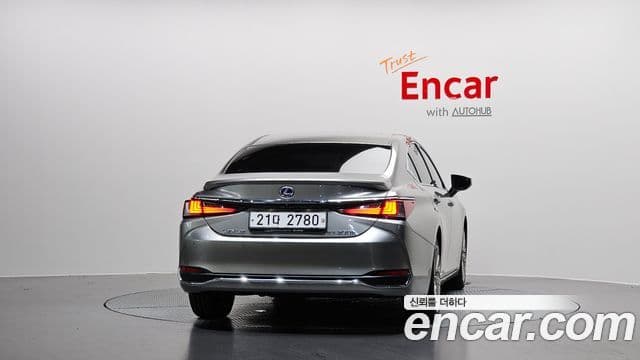 Lexus ES300h 2018 — Photo 7/20