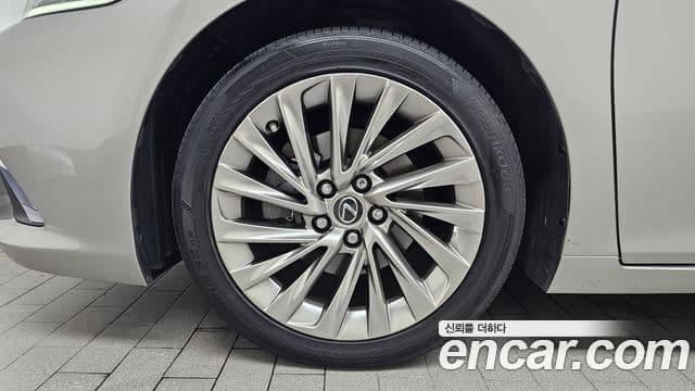 Lexus ES300h 2018 — Photo 10/20