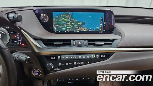Lexus ES300h 2018 — Photo 19/20