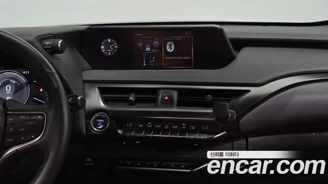 Lexus UX250h 2019 — Photo 7/20