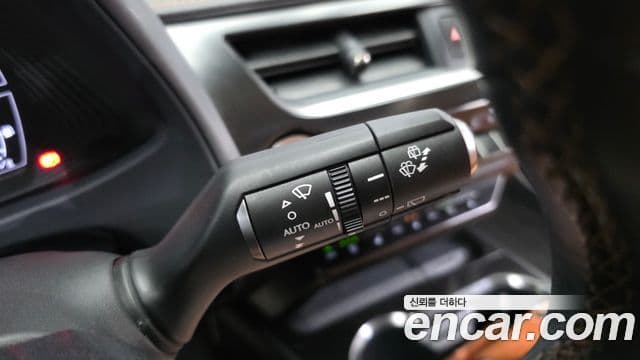 Lexus UX250h 2019 — Photo 6/20