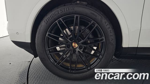 Porsche Cayenne 2025 — Şəkil 41/42