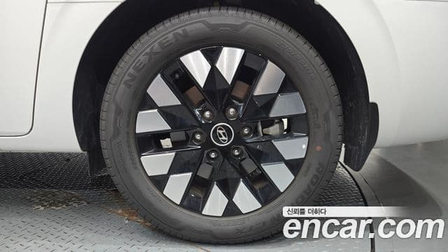 Hyundai Staria 2025 — Photo 5/33