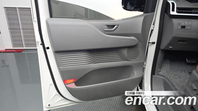 Hyundai Staria 2025 — Photo 18/33