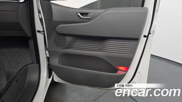 Hyundai Staria 2025 — Photo 17/33