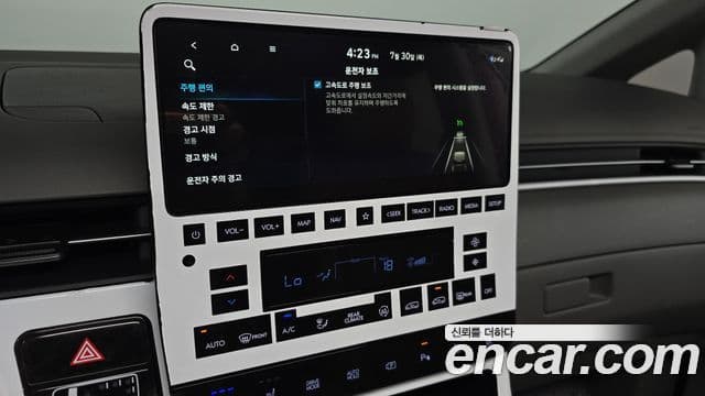 Hyundai Staria 2025 — Photo 9/33