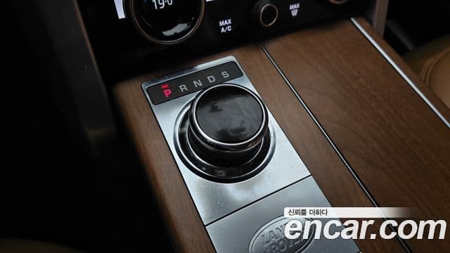 Land Rover Range Rover 2018 — ფოტო 18/20