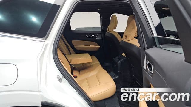 Volvo XC60 2024 — Şəkil 32/40
