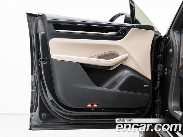 Porsche Macan EV 2025 — ფოტო 1/20