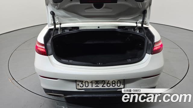 Mercedes-Benz E-Class 2018 — ფოტო 31/32