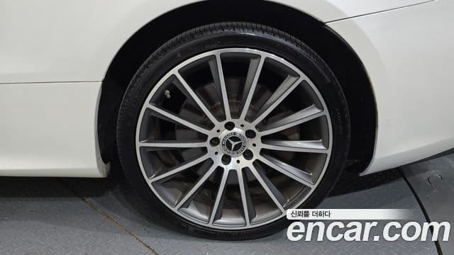 Mercedes-Benz E-Class 2018 — ფოტო 8/32