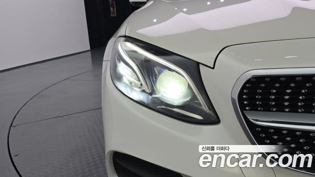 Mercedes-Benz E-Class 2018 — ფოტო 28/32