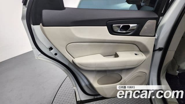 Volvo XC60 2025 — Şəkil 32/35