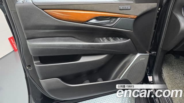 Cadillac Escalade 2018 — Şəkil 33/40