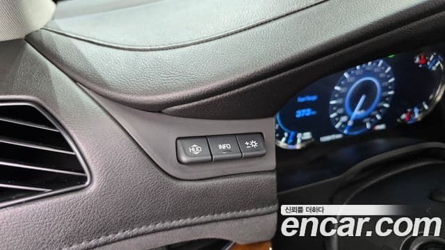 Cadillac Escalade 2018 — Şəkil 32/40
