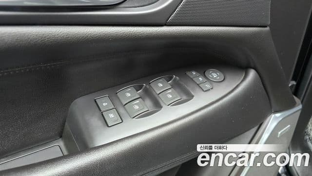 Cadillac Escalade 2018 — Şəkil 38/40