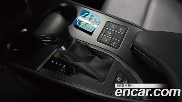Lexus UX250h 2023 — Фото 9/20