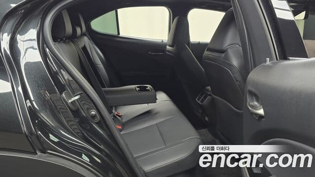 Lexus UX250h 2023 — Фото 11/20