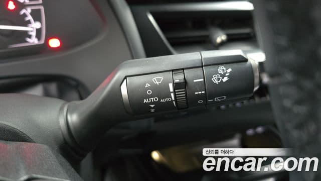 Lexus UX250h 2023 — Фото 19/20