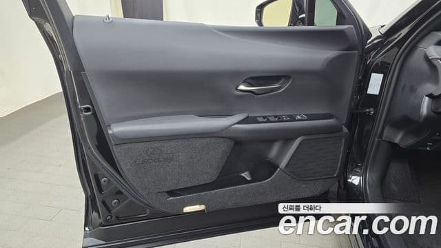 Lexus UX250h 2023 — Photo 6/30